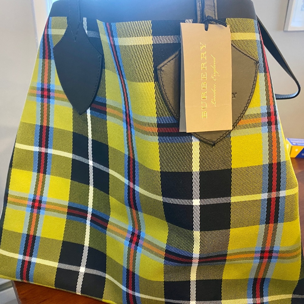 NWT Authentic Burberry Reversible Giant Tote - Picture 5 of 5